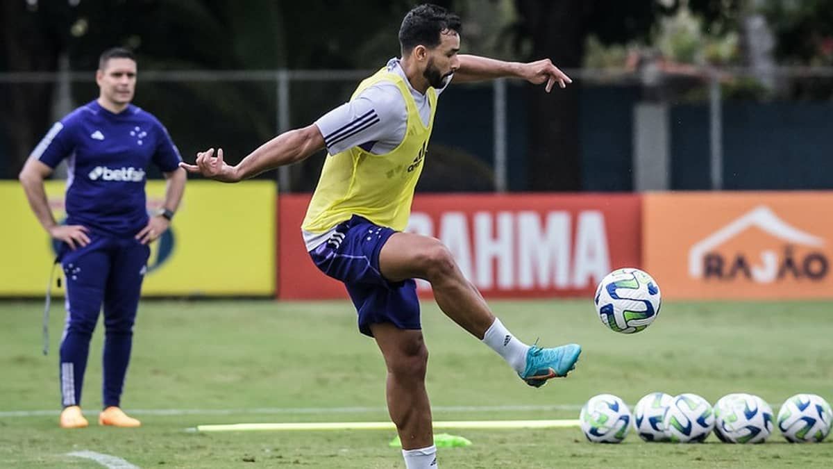 Cruzeiro recebe autorização da Fifa para escalar Henrique Dourado