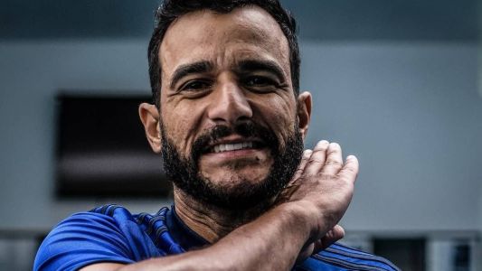 Henrique Dourado faz sinal de 'ceifada' após retorno ao Cruzeiro