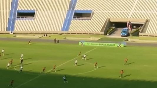 Henrique encobriu o goleiro Richardson pouco à frente do meio-campo