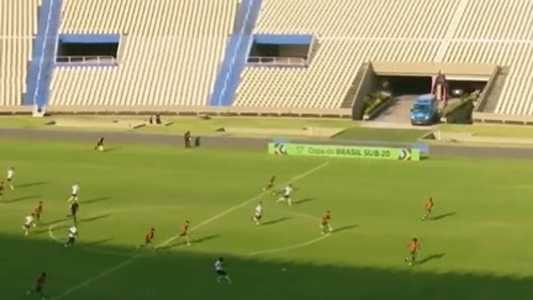 Henrique encobriu o goleiro Richardson pouco à frente do meio-campo