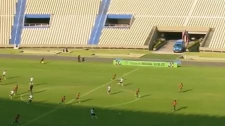 Henrique encobriu o goleiro Richardson pouco à frente do meio-campo