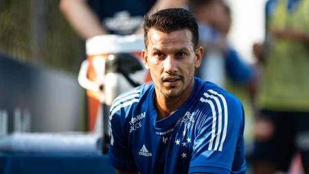 Henrique foi capitão do Cruzeiro e fez 524 jogos em três passagens pelo clube