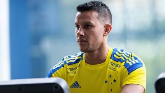 Henrique teve problemas no joelho na última passagem pelo clube