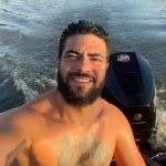 Henrique, da dupla Henrique e Juliano, canta com fãs ao ser reconhecido no trânsito; confira