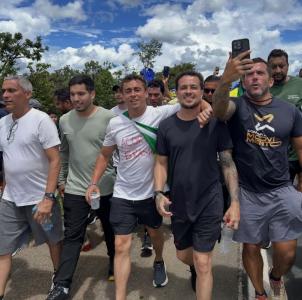Nikolas abraçado a Henrique Freitas, apoiador e lotado no gabinete do deputado