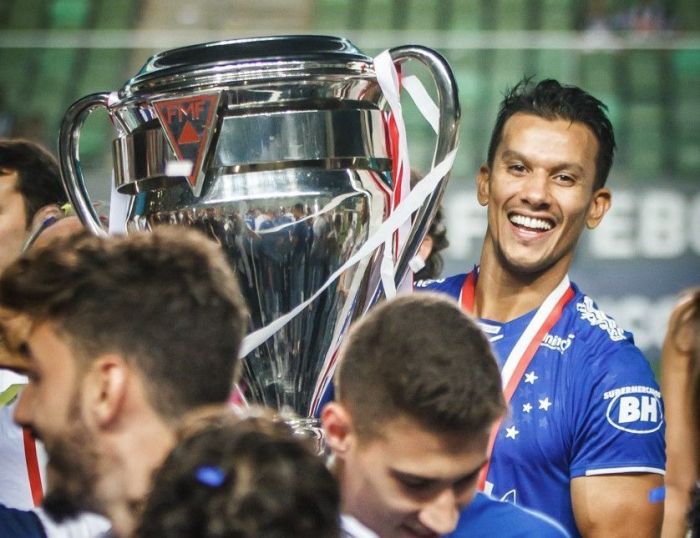 Henrique com o troféu de campeão mineiro de 2019, pelo Cruzeiro