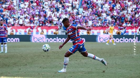 Hércules, do Fortaleza, em ação contra o Bahia no péssimo gramado da Arena Castelão