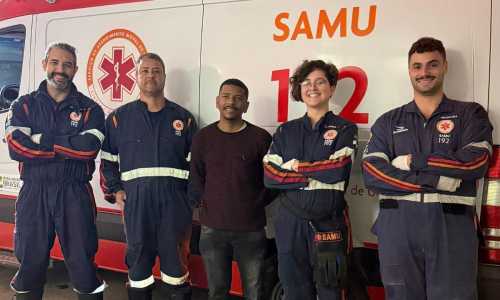 Johnny (ao centro) junto com a equipe do Samu que atendeu ocorrência no Teixeiras