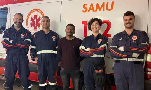 Johnny (ao centro) junto com a equipe do Samu que atendeu ocorrência no Teixeiras
