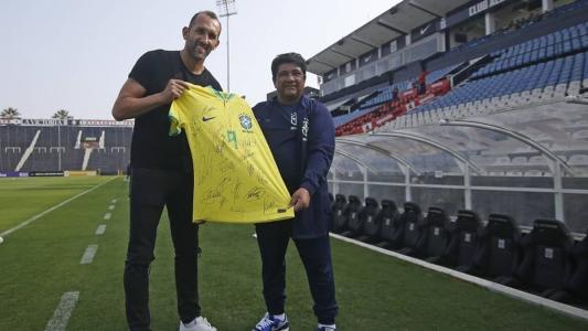 Hernán Barcos, ex-atacante do Palmeiras visita treino da Seleção