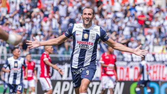 Hernan Barcos tem 39 anos e já defendeu Cruzeiro, Palmeiras e Grêmio no Brasil