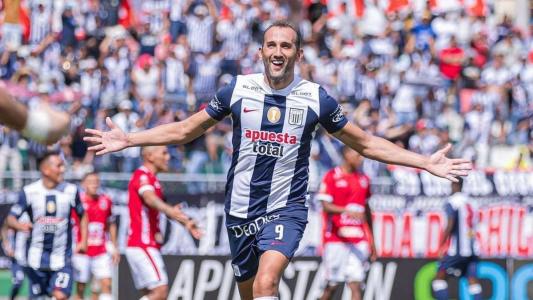 Hernan Barcos tem 39 anos e já defendeu Cruzeiro, Palmeiras e Grêmio no Brasil