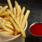 Dia Mundial da Batata Frita: Hamburgueria em BH faz preparo tradicional do prato