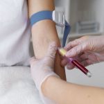 Testes de sangue para detectar câncer precocemente e o que você precisa saber