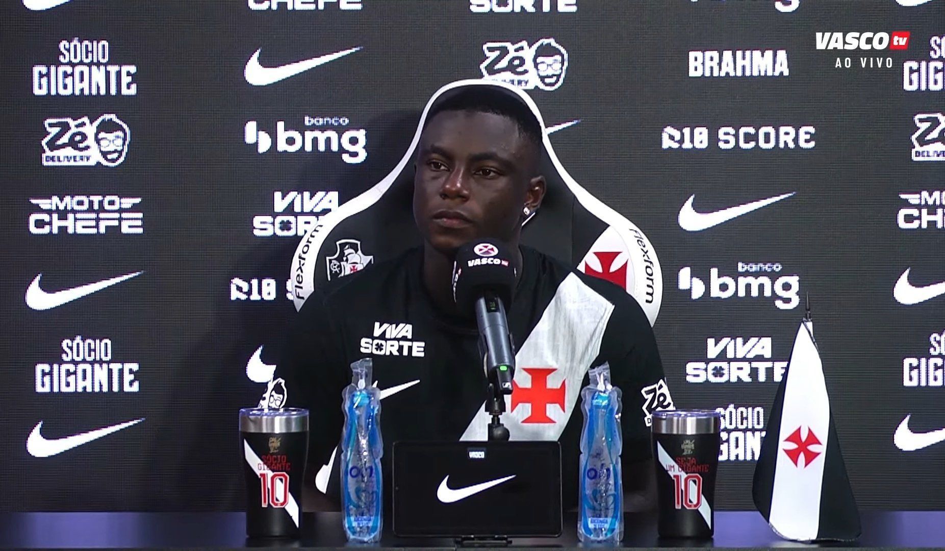 Marino é apresentado no Vasco e revela propostas de rivais do Brasil