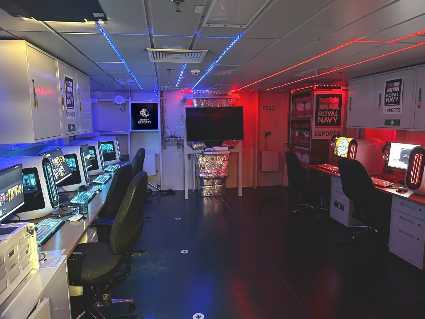 Marinha britânica lança sala gamer de eSports em navio de guerra
