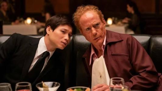 Hoa Xuande e Robert Downey Jr. em The Sympathizer