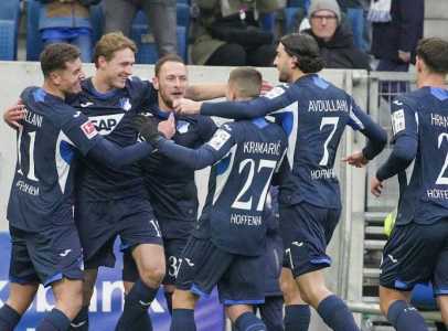 Jogadores do Hoffenheim comemoram gol em vitória sobre o Bayer Leverkusen, pela Bundesliga 2025/2026