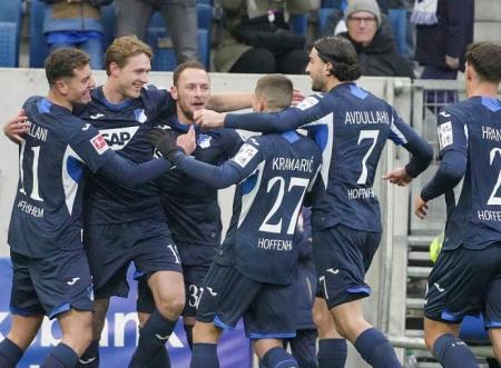 Jogadores do Hoffenheim comemoram gol em vitória sobre o Bayer Leverkusen, pela Bundesliga 2025/2026