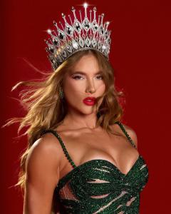Virgínia coroada como rainha de bateria da Grande Rio