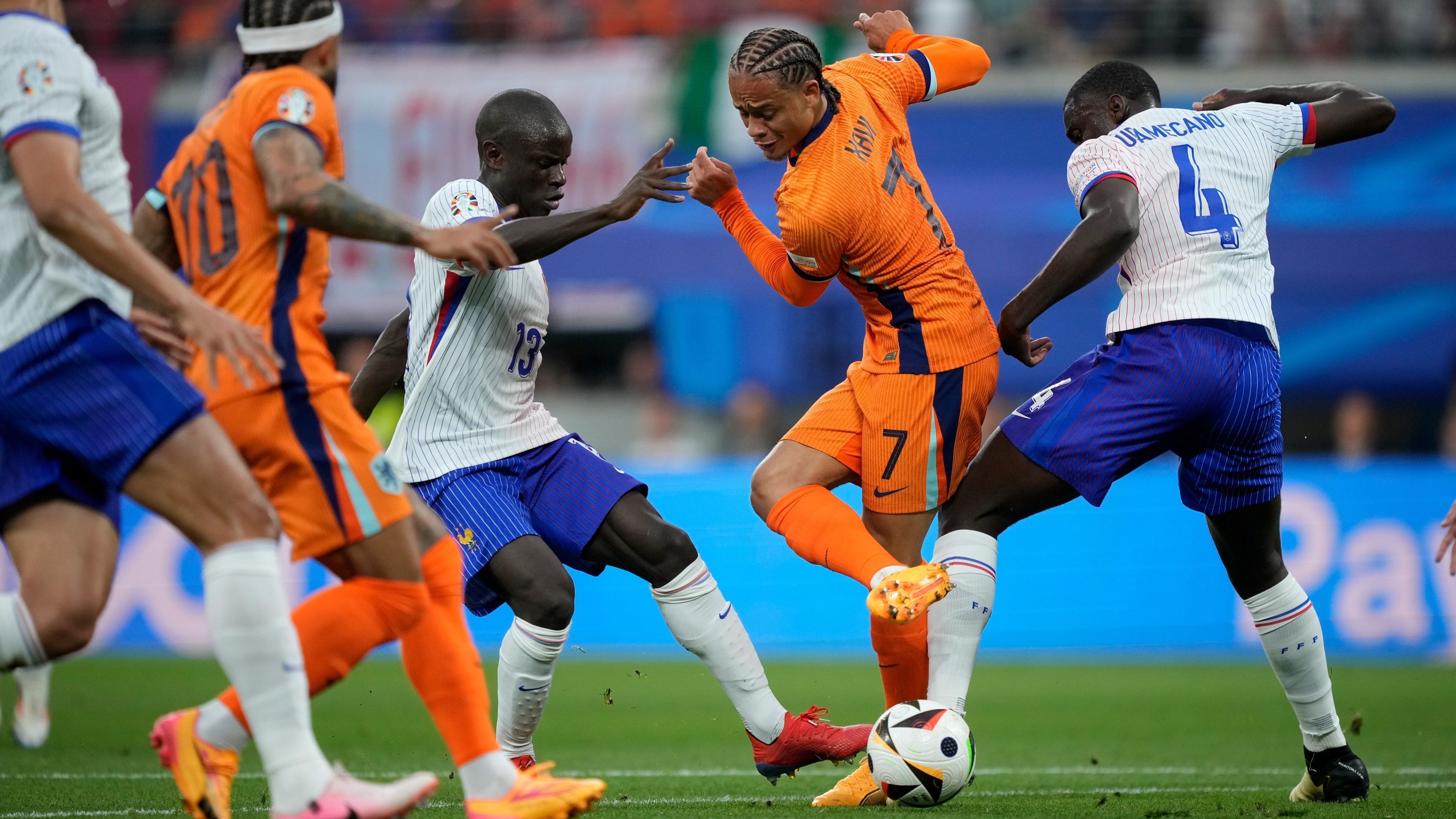 Com polêmica e Mbappé no banco, França e Holanda empatam sem gols pela Eurocopa