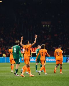De zebra a sensação na fase de grupos, os atuais vice-campeões agora encaram o peso do favoritismo absoluto contra uma rival que era candidata a saco de pancadas.