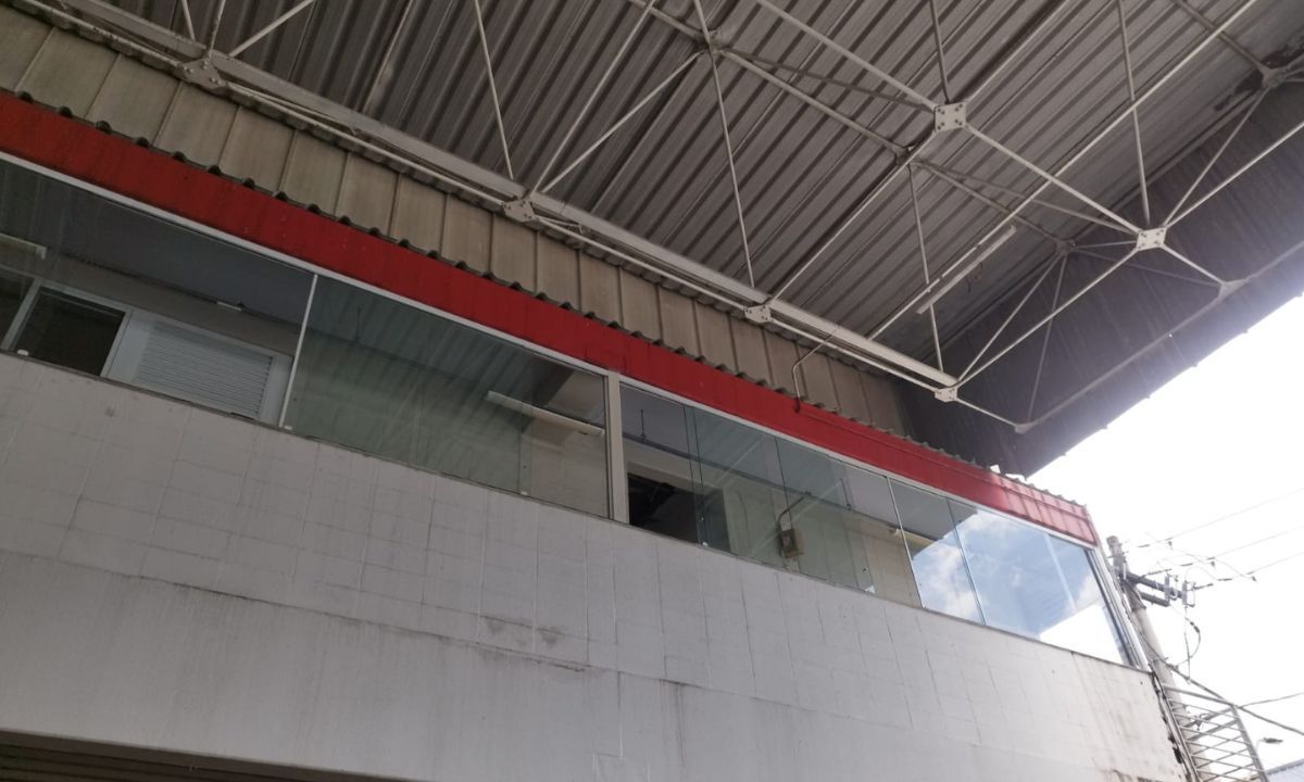 Homem morre após ser eletrocutado em manutenção em supermercado de Juiz de Fora