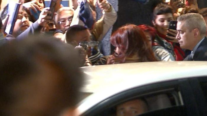 Homem apontou arma e disparou duas vezes contra Cristina Kirchner
