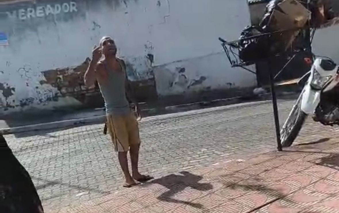 Homem tenta agredir mulher, comete racismo e tenta enganar polícia em Minas