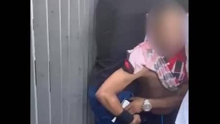 Homem aproveita brecha para furtar celular do ex-zagueiro Lugano, em São Paulo