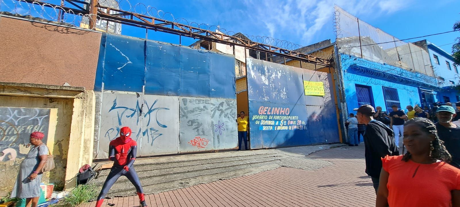 Vídeo: pai de 4 filhos, Homem-Aranha enfrenta fila para ganhar peixe em BH
