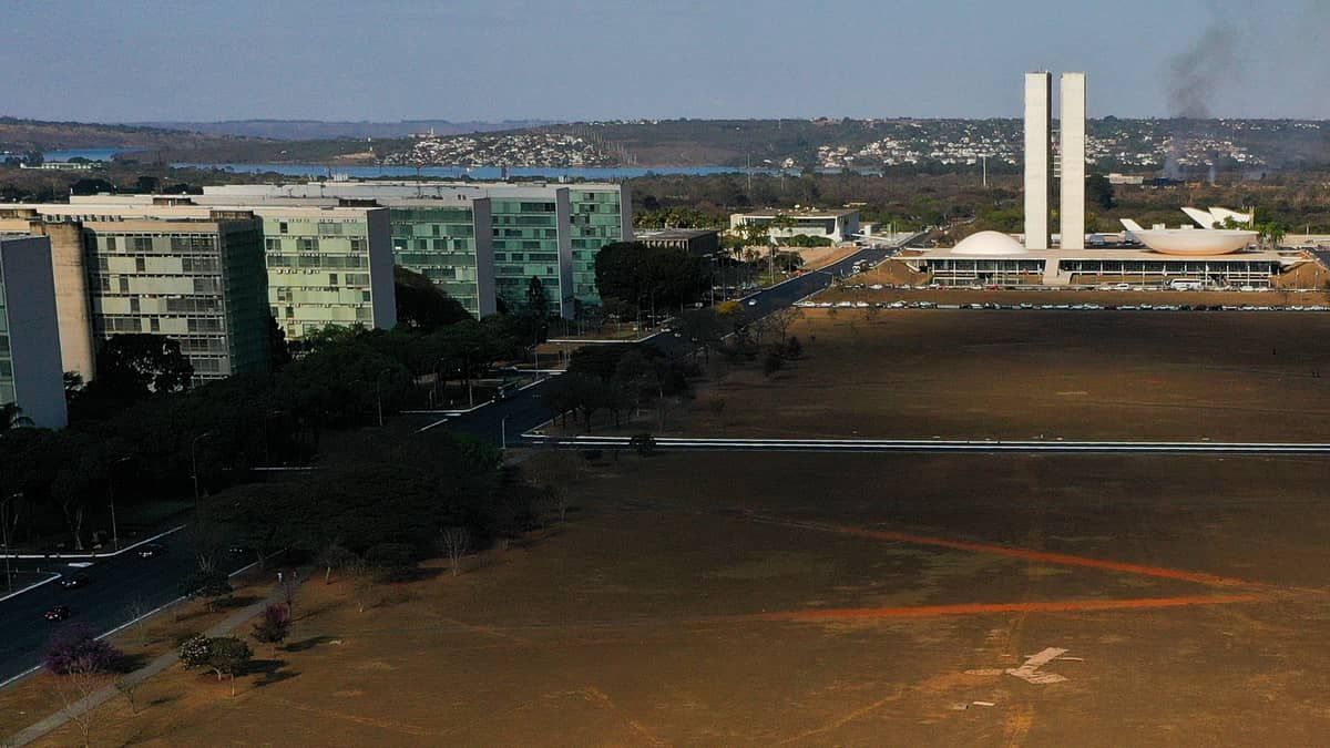 Homem coloca fogo no próprio corpo na Esplanada dos Ministérios e grita: 'Morte ao Xandão' 