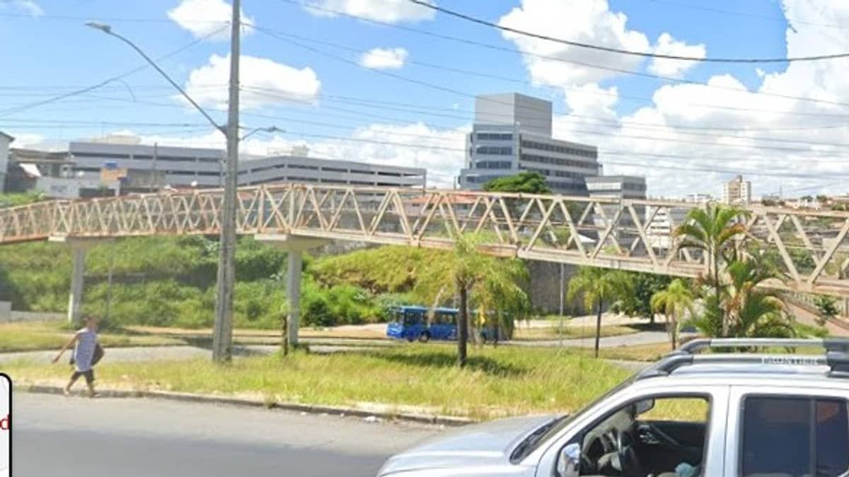 Motorista bêbado bate carro em poste na região norte de BH 