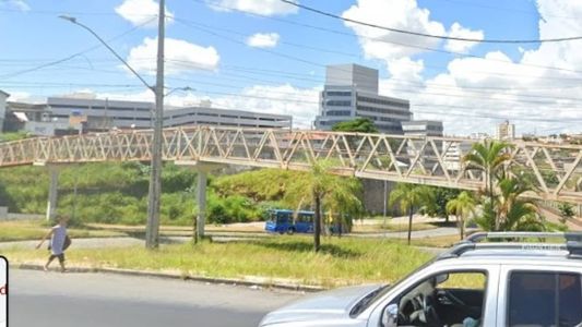 Homem bêbado bateu o carro em poste na Pedro I, no Vila Clóris