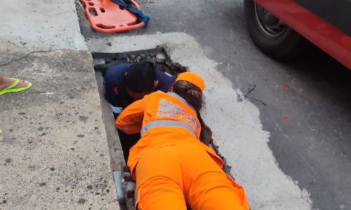 Homem caiu em bueiro que estava com a tampa quebrada