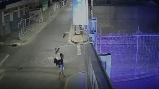 Homem carregou jovem por três quilômetros até uma quadra de futebol