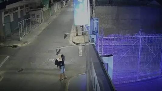 Homem carregou jovem por três quilômetros até uma quadra de futebol