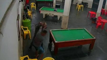 Homem chegou a ser socorrido mas não resistiu as ferimentos; vítima foi atingida no pescoço e nas costas