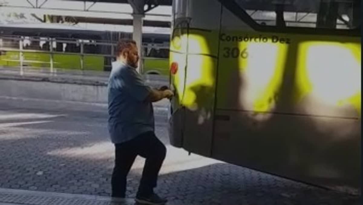 Vídeo: Motorista faz gambiarra para colar lanterna traseira de ônibus em BH
