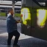 Vídeo: Motorista faz gambiarra para colar lanterna traseira de ônibus em BH