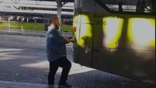 Homem colava lanterna com durex no momento da gravação