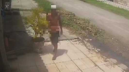 Foto mostra homem se aproximando de imóvel em Monganguá (SP)