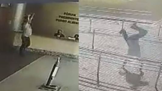 Homem cumprimentou porteiros e deu piruetas ao sair do Fórum de Contagem