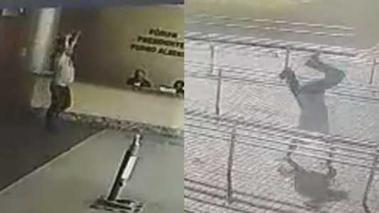 Homem cumprimentou porteiros e deu piruetas ao sair do Fórum de Contagem