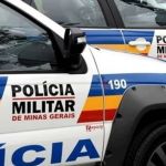 Mulher é esfaqueada na frente das filhas, suspeito é espancado por vizinhos e preso em Contagem