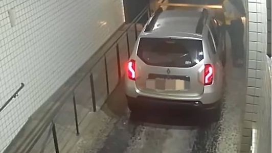 Homem de moletom amarelo colocou mulher à força dentro de carro
