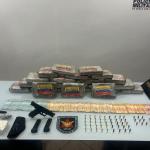 Homem deixa documento durante fuga e é preso com drogas e arma em Governador Valadares, em MG