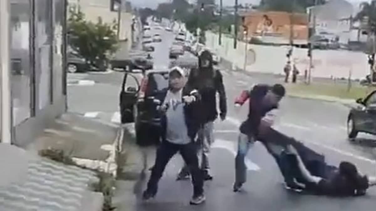 Pai de aluno atira e fere estudante durante briga em SP 
