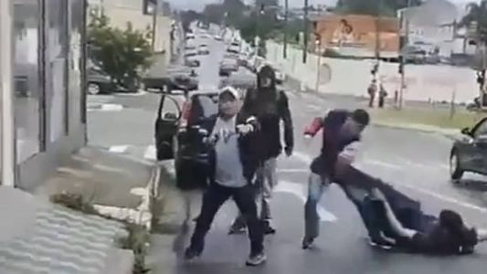 Homem disparou arma apontada para o chão, mas bala atingiu adolescente