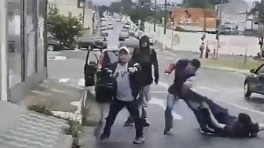 Homem disparou arma apontada para o chão, mas bala atingiu adolescente